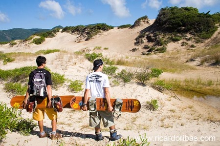 Digi e Robson nas dunas da Praia dos Açores, em Florianópolis.