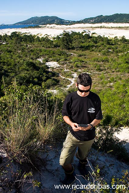 Digi checando o GPS nas dunas da Lagoa da Conceição, em Florianópolis.